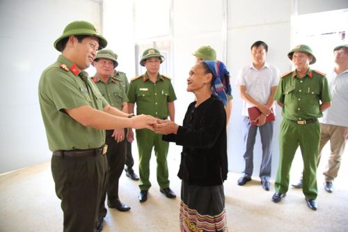 Bàn giao gần 4.000 căn nhà cho người nghèo ở Nghệ An