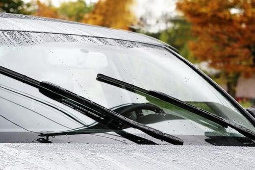Nguyên nhân và cách khắc phục gạt mưa ô tô bị kêu