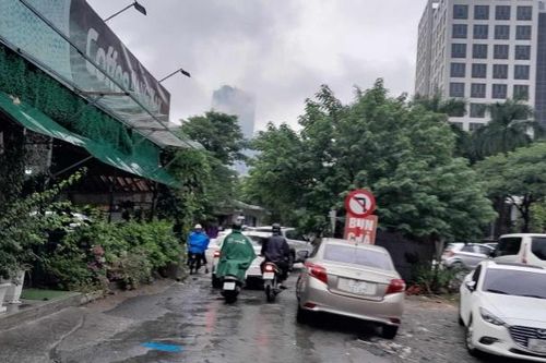 Quận Cầu Giấy (Hà Nội): Người dân vất vả di chuyển qua đoạn đường 'đau khổ'