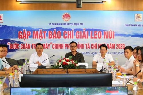 100 vận động viên tham dự Giải leo núi 'Bước chân trên mây' - Chinh phục đỉnh Tà Chì Nhù năm 2023