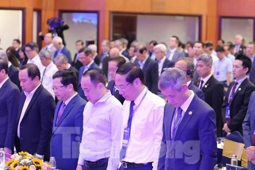Đại biểu dự diễn đàn kinh tế TPHCM mặc niệm các nạn nhân vụ cháy ở Hà Nội, lũ quét Lào Cai