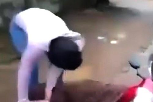 Xôn xao clip cô giáo bị hành hung giữa đường nghi do ghen tuông