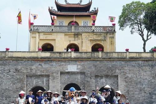 Cùng Scots English khám phá văn hóa - lịch sử Hà Nội trên chuyến xe bus My Vietnam