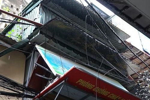 Hiểm họa rình rập từ 'chuồng cọp', cửa cuốn điện ở Hà Nội