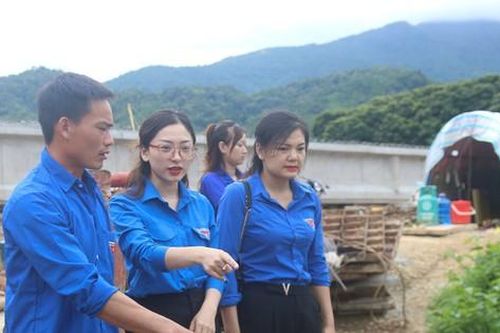 Khen thưởng thanh niên dũng cảm cứu 2 cháu nhỏ bị lũ cuốn trôi ở Thanh Hóa