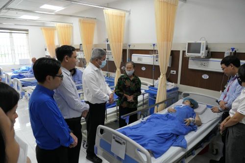 Lãnh đạo Petrovietnam thăm hỏi, động viên và trao gần 1 tỷ đồng hỗ trợ các nạn nhân vụ cháy chung cư mini ở Hà Nội