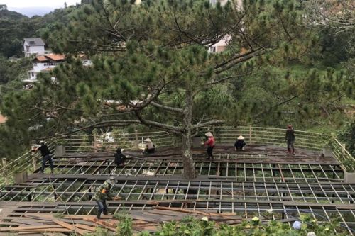 Tháo dỡ công trình không phép, gần điểm sạt lở nghiêm trọng ở Đà Lạt