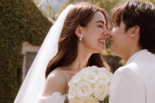'Cặp sao đẹp nhất Thái Lan' hôn mãnh liệt trong đám cưới cổ tích