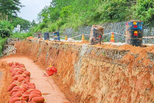 Lâm Đồng: Khắc phục sạt lở trên QL27C tuyến Đà Lạt - Nha Trang