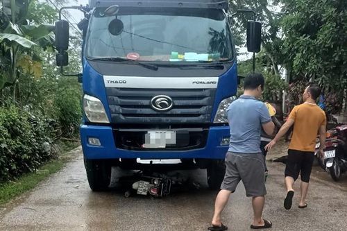 Trên đường đi học, hai nam sinh tử vong thương tâm sau va chạm xe tải