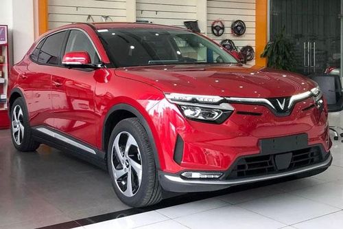 VinFast VF8 'siêu lướt' mới chạy 16 km, còn nguyên nilon đã rao bán với giá khó tin