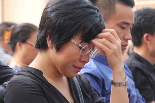 Quý tử nhà NSND Công Lý cùng mẹ làm việc ý nghĩa tưởng niệm nạn nhân vụ cháy