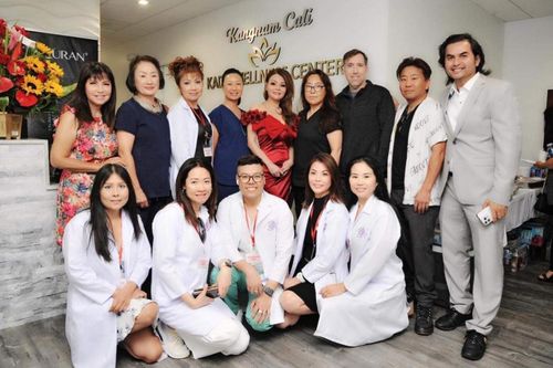 Danh ca Hương Lan chúc mừng Hoa hậu Thanh Mai lên chức bà chủ