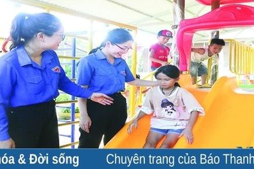 Nụ cười trẻ thơ ở sân chơi mới