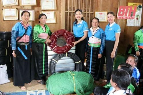 Tập huấn mô hình 'Vườn rau xanh, nhà sạch đẹp, bếp ngăn nắp, chuồng xa nhà' cho hội viên, phụ nữ dân tộc Mông
