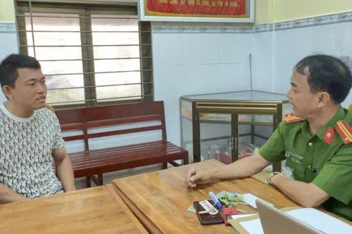 Nhẫn tâm ném con người yêu cũ xuống sông