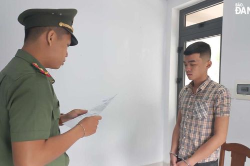 Bắt tạm giam 2 đối tượng tàng trữ, vận chuyển, mua bán súng trái phép