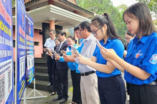 Pleiku: Bàn giao công trình thanh niên số hóa dữ liệu các di tích lịch sử-văn hóa