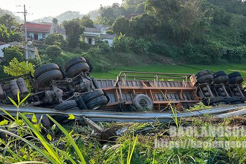 Lật xe container khiến hộ lan và cột điện hư hỏng nặng