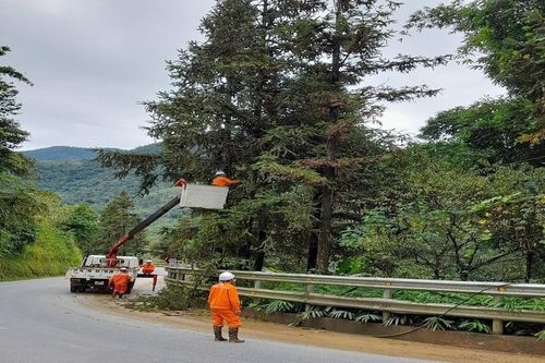 Điện lực thị xã Sa Pa nhanh chóng khắc phục sự cố, cấp lại điện sau mưa lũ