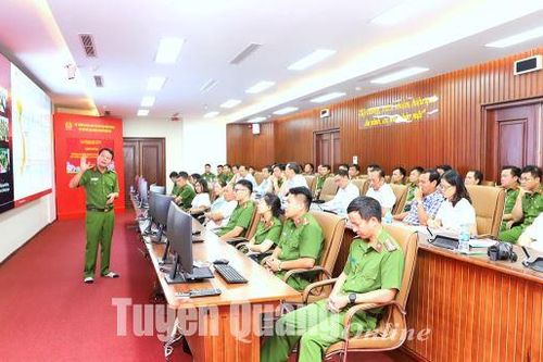 60 đại biểu tỉnh Tuyên Quang tham quan, làm việc tại Trung tâm dữ liệu quốc gia về dân cư