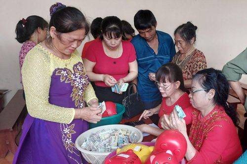 'Nuôi lợn nhựa tiết kiệm' giúp học sinh nghèo