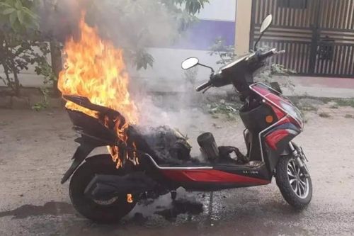 Sử dụng không đúng cách, pin lithium bị ví 'quả bom di động' trên xe điện
