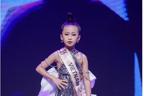 Á quân siêu mẫu nhí Trần Mai Việt được NTK Châu Loan chọn diễn First face tại sự kiện 'Giao lưu văn hóa Trung - Việt'