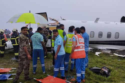 Máy bay gãy làm đôi khi hạ cánh tại Mumbai, Ấn Độ