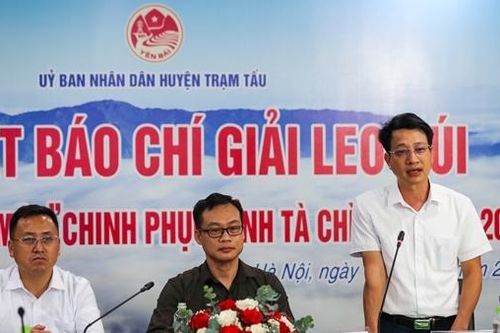 'Bước chân trên mây': Giải leo núi dành cho báo giới