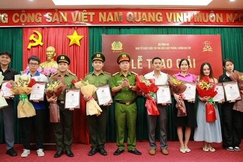 Trao giải nhiều cá nhân dự thi Tìm hiểu Luật phòng chống ma túy