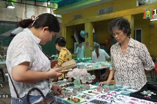 Phiên chợ đá quý