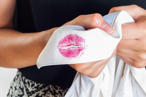 Cách xử lý khi áo sơ mi trắng dính vết trang điểm
