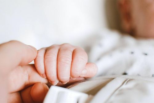 Nghe tiếng khóc khi qua nghĩa trang, cặp vợ chồng cứu bé sơ sinh bị chôn sống
