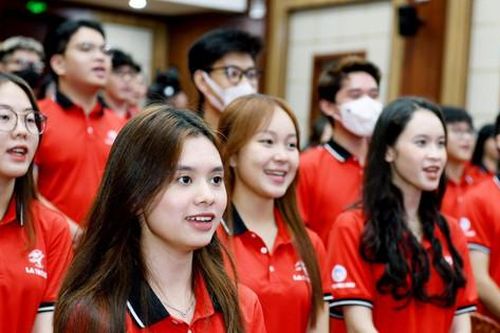 Trường Đại học Kinh tế quốc dân khai giảng khóa 2 ngành tài chính và quản lý