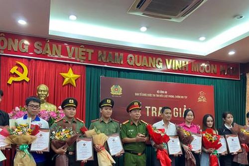 Trao giải cho 21 thí sinh thi 'Tìm hiểu Luật Phòng, chống ma túy' tháng thứ nhất
