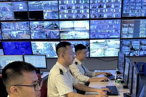 An ninh sân bay Nội Bài hỗ trợ hành khách tìm ví bị 'cầm nhầm'