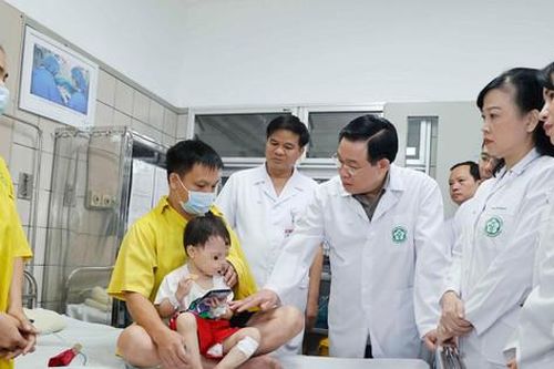Chủ tịch Quốc hội thăm hỏi nạn nhân vụ cháy tại quận Thanh Xuân