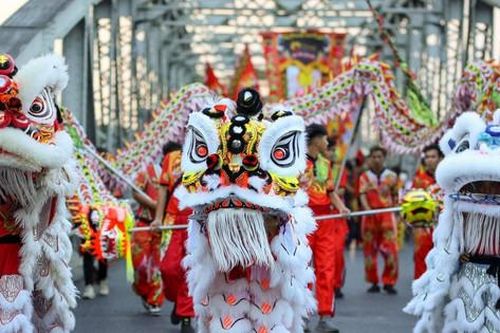 Cuối tháng 9, diễn ra Lễ hội Quảng diễn Lân Sư Rồng và rước đèn Trung thu tại Huế