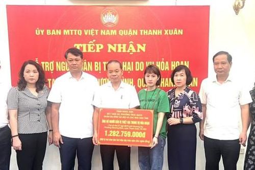 Quận Ba Đình trao hơn 1,3 tỷ đồng hỗ trợ các nạn nhân vụ cháy tại quận Thanh Xuân