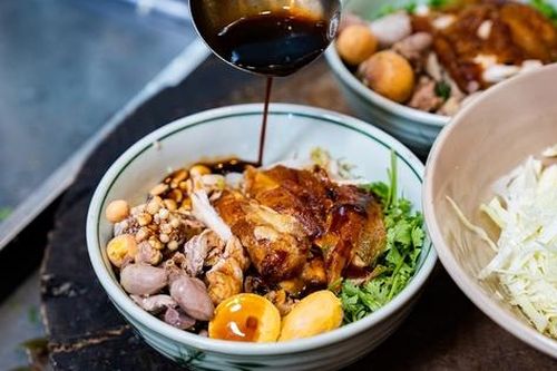 Quán phở gà quay lu, ngày bán hơn 200 con ở Hà Nội