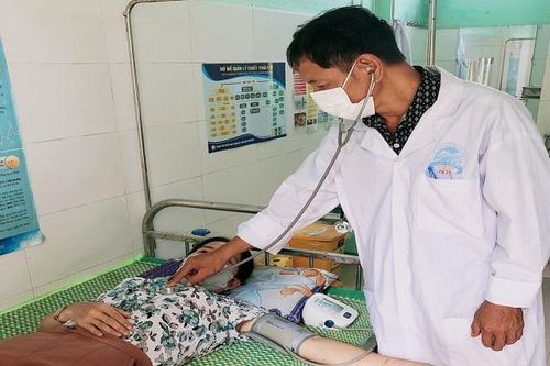 Trưởng trạm y tế hết lòng vì sức khỏe đồng bào dân tộc thiểu số