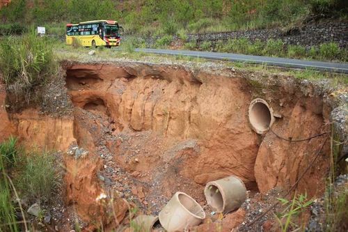 Cảnh báo nguy cơ sạt lở, đá rơi trên Quốc lộ nối Nha Trang với Đà Lạt
