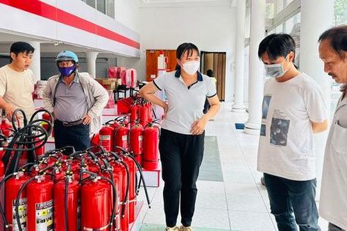 Người dân TPHCM đổ xô đi mua mặt nạ chống khói, thang dây, bình xịt cứu hỏa