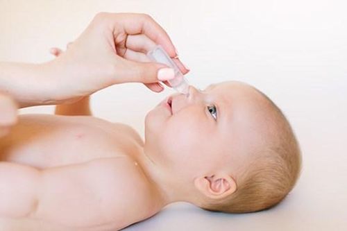 Sử dụng thuốc nhỏ mắt cho trẻ em đúng cách