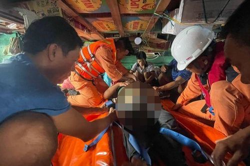Xuyên đêm cứu nạn ngư dân bị tai biến tại khu vực quần đảo Trường Sa