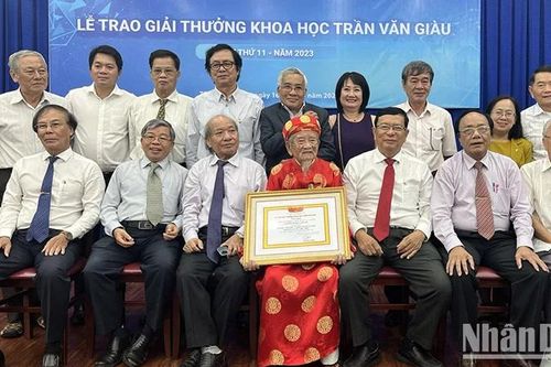 Nhà nghiên cứu Nguyễn Đình Tư nhận Giải thưởng Trần Văn Giàu ở tuổi 103