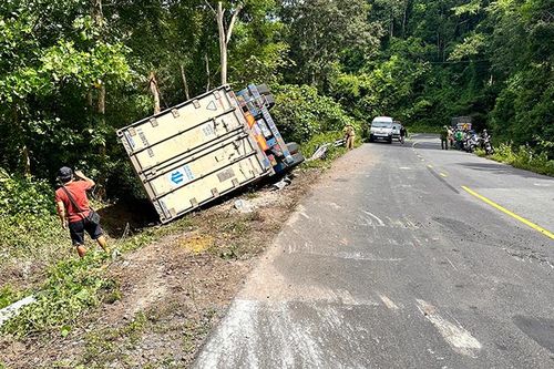 Xe đầu kéo chở trái cây bị lật khi đổ đèo, lái xe tử vong