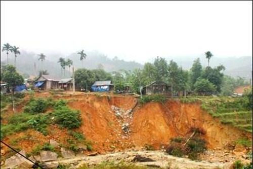 Chủ động ứng phó sạt lở ở các huyện miền núi Quảng Nam: Cần giải pháp căn cơ, lâu dài