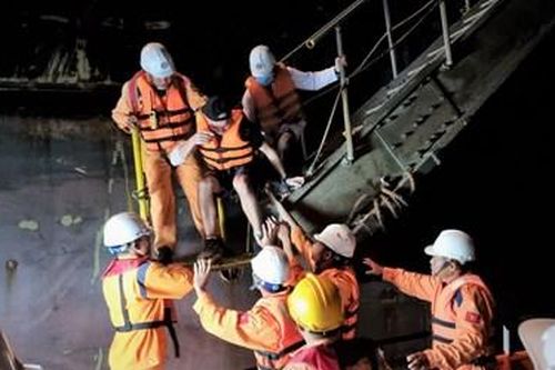 Cứu nạn thuyền viên nước ngoài trên vùng biển Việt Nam